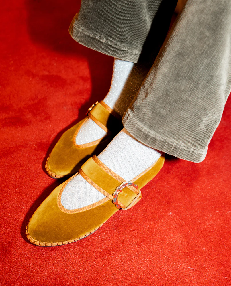 Aksamitne musztardowe baleriny z klamrą Sophie - Image #3