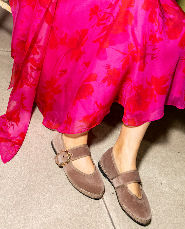 Aksamitne beżowe baleriny z klamrą Sophie - Image #2