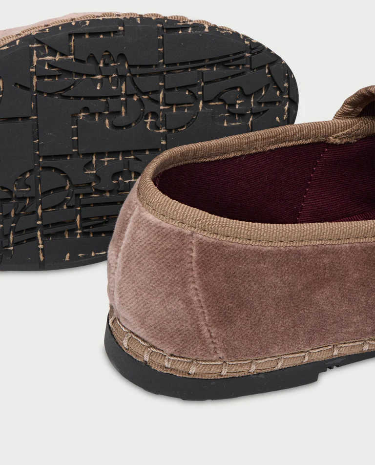 Aksamitne beżowe baleriny z klamrą Sophie - Image #3