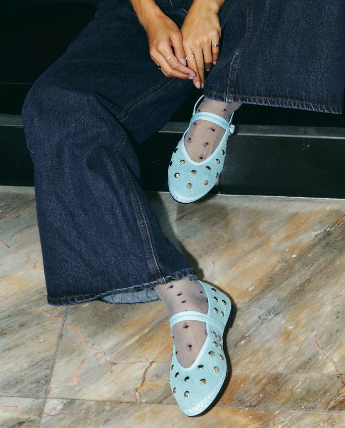 Jasnoniebieskie jeansowe baleriny z ćwiekami Mae - Image #3