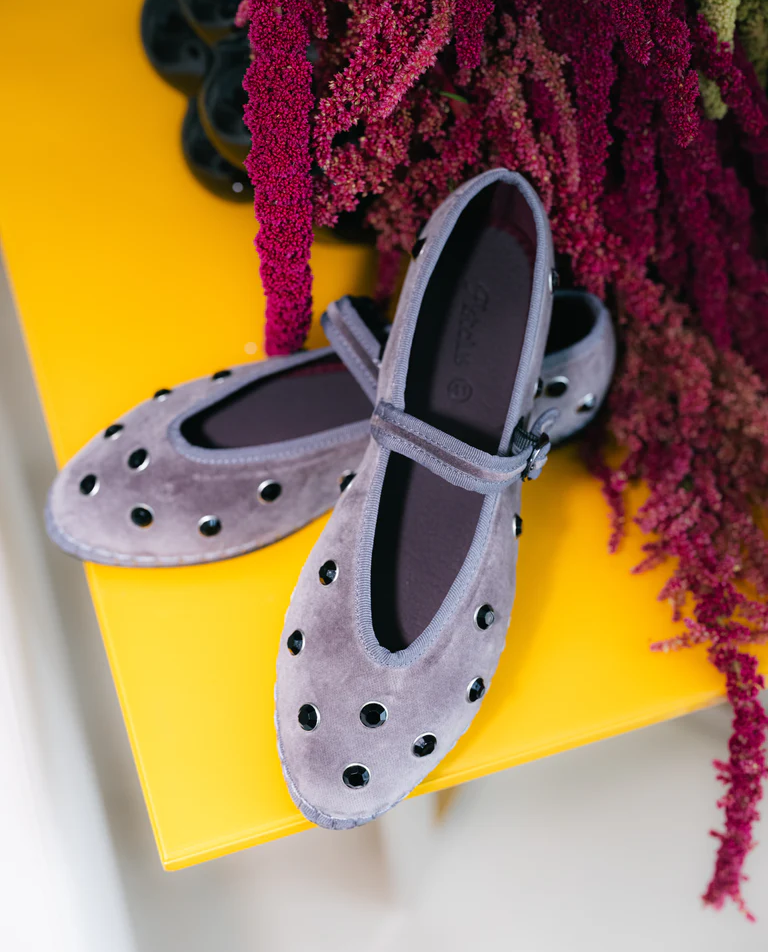 Aksamitne szare baleriny z kryształkami Mae Cristal - Image #3