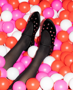 Aksamitne czarne baleriny z ćwiekami Mae - Image #3
