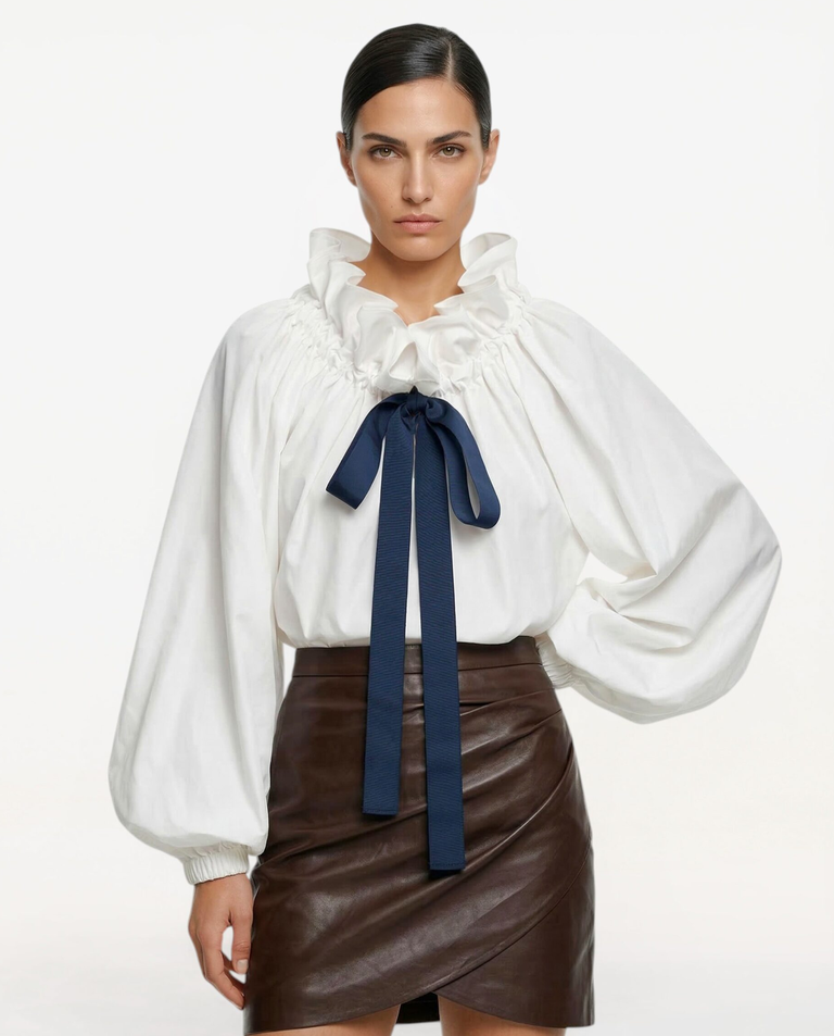 Biała bluzka z efektowną falbaną Etna