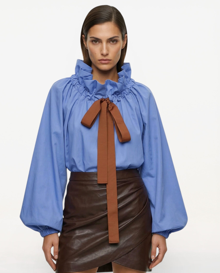 Niebieska bluzka z efektowną falbaną Etna