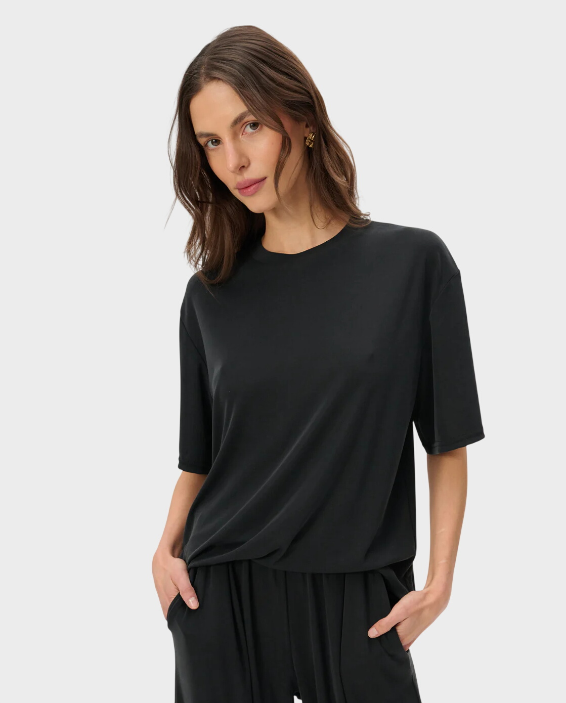 Czarny t-shirt z wycięciem Ariana - Image #1