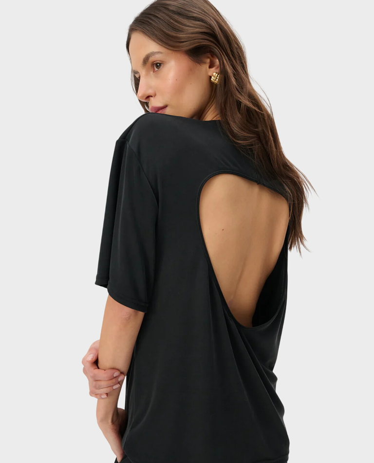 Czarny t-shirt z wycięciem Ariana