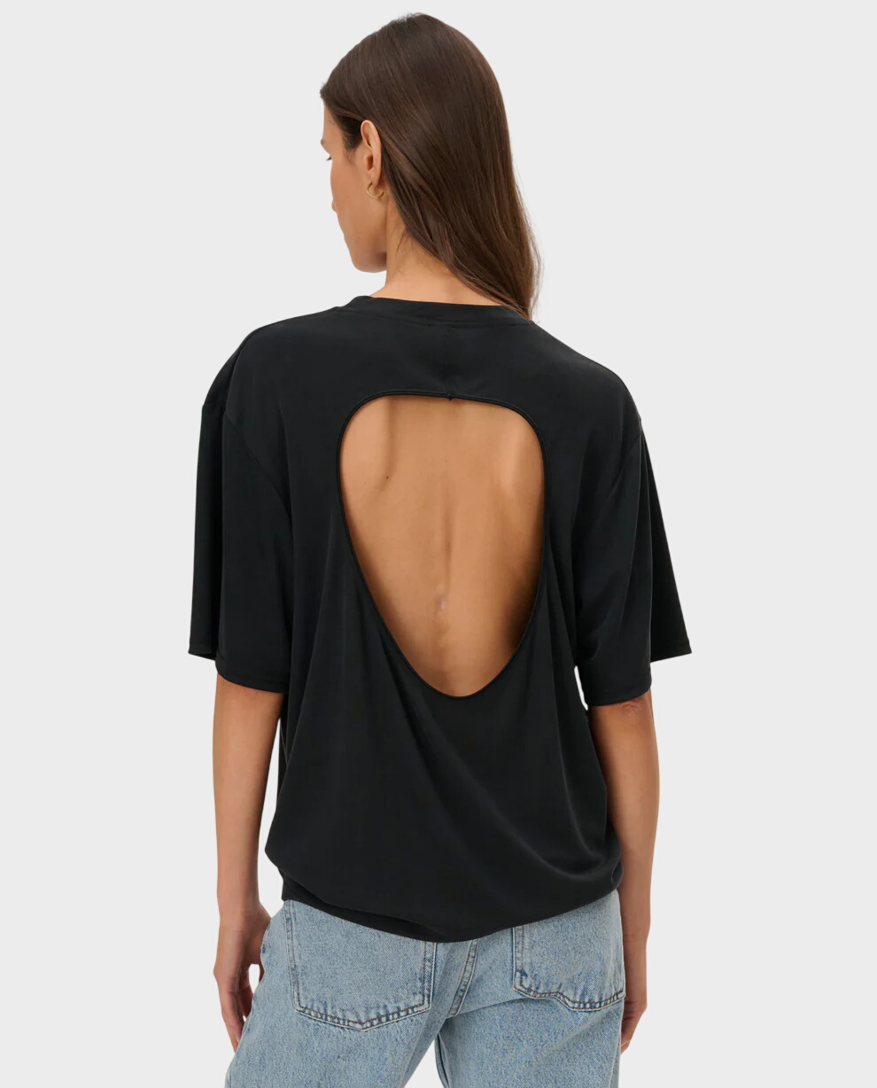 Czarny t-shirt z wycięciem Ariana - Image #3