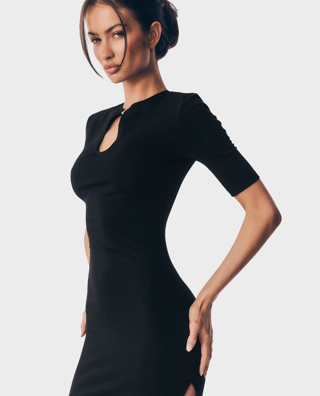 Czarna sukienka z rozcięciem Clemence - Image #2
