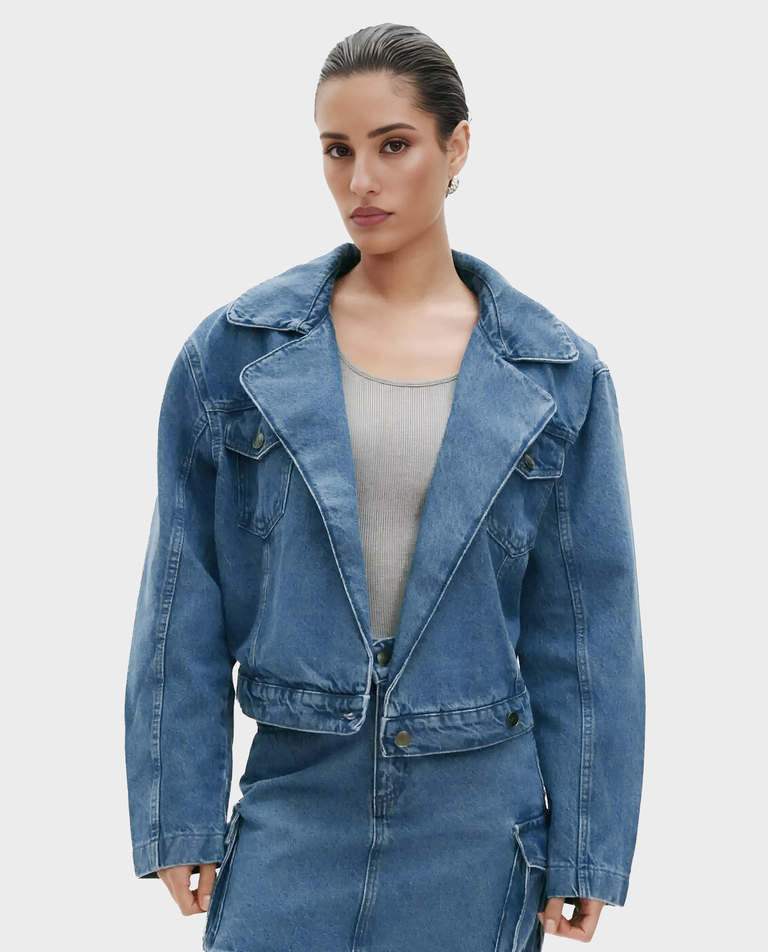 Niebieska kurtka jeansowa