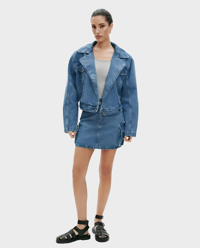 Niebieska kurtka jeansowa