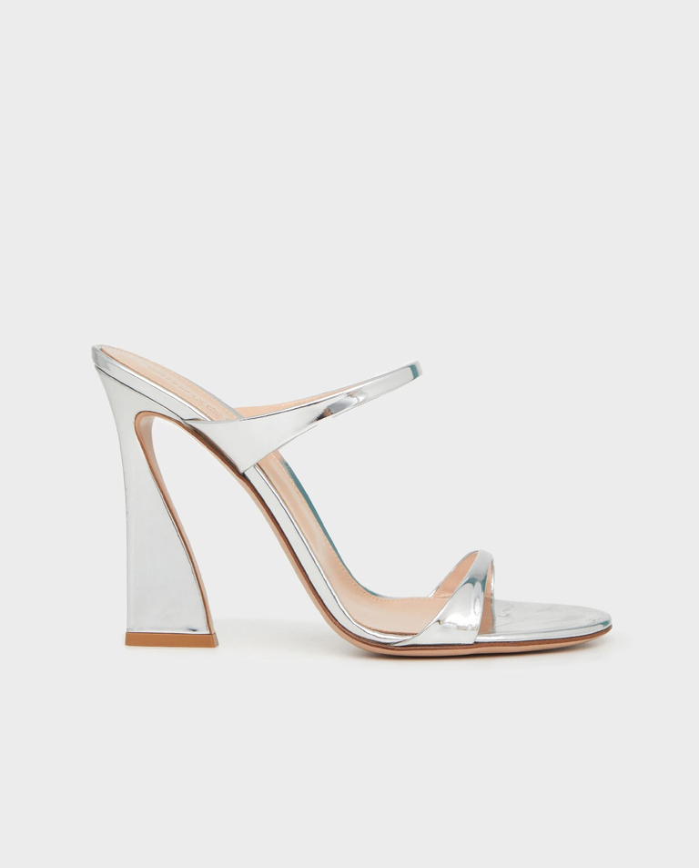 Srebrne klapki na obcasie