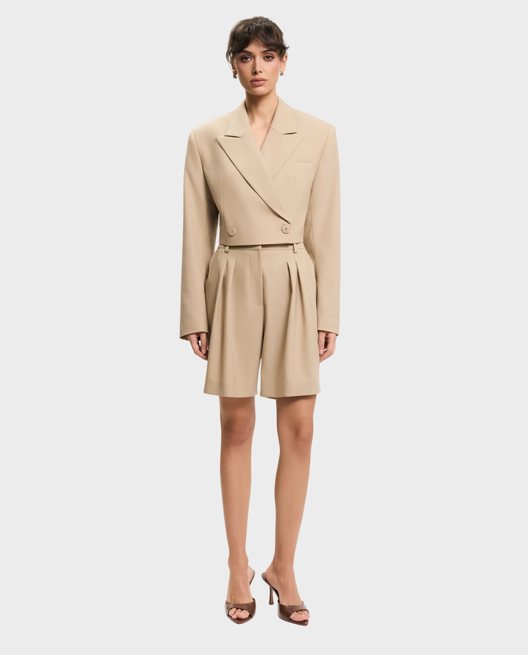 Jasnokarmelowe bermudy z wysokim stanem