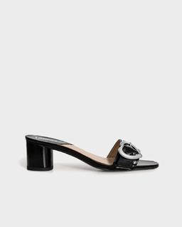 Lakierowane klapki na obcasie z motywem serca - Image #0