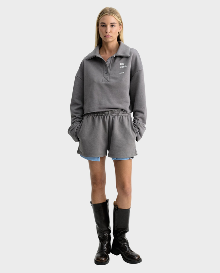 Szare szorty z kieszeniami