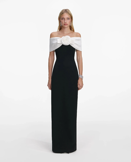 Czarna sukienka maxi z kwiatową aplikacją - Image #0