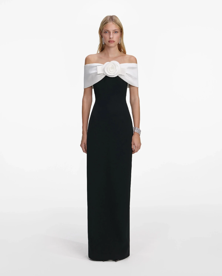 Czarna sukienka maxi z kwiatową aplikacją