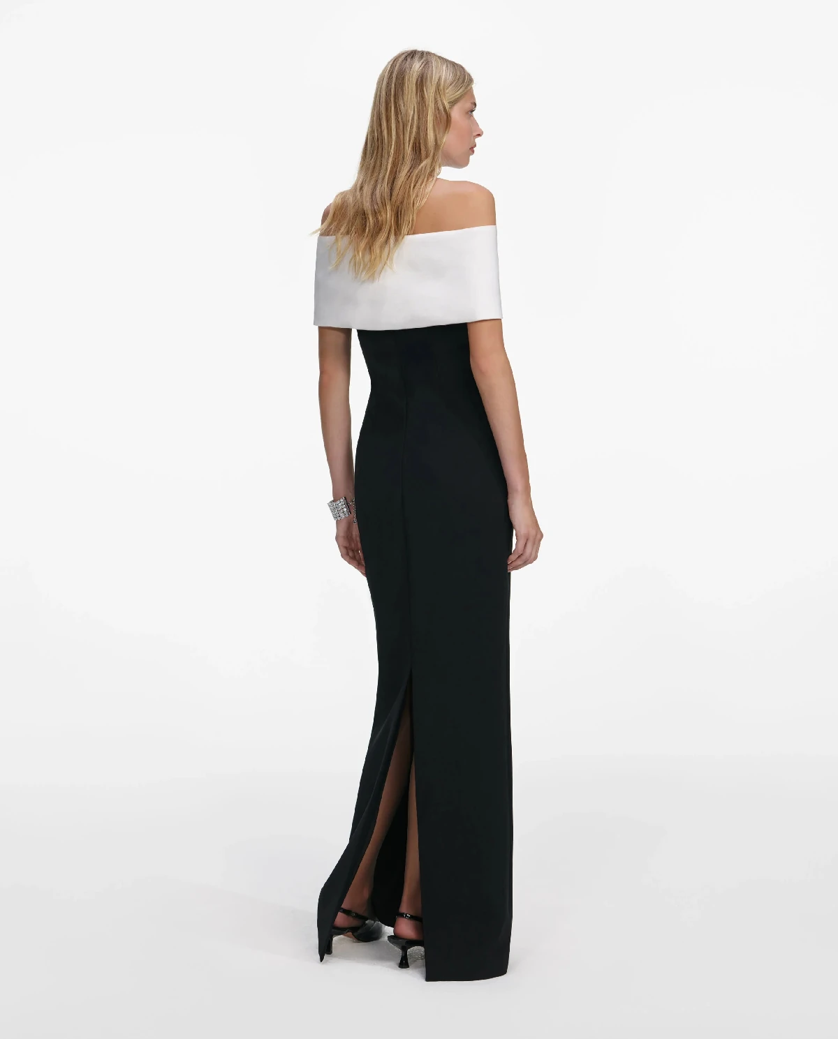 Czarna sukienka maxi z kwiatową aplikacją - Image #2