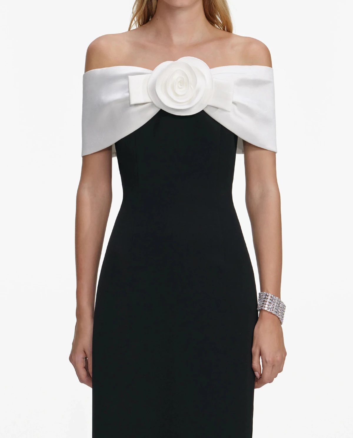 Czarna sukienka maxi z kwiatową aplikacją - Image #3