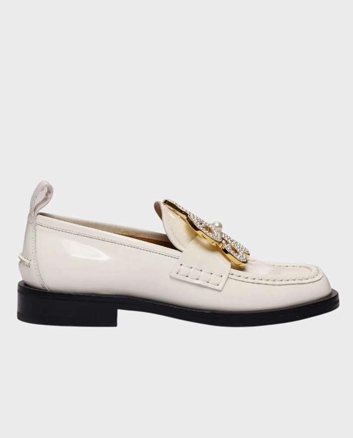 Białe mokasyny z perłową aplikacją