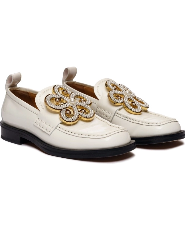 Białe mokasyny z perłową aplikacją