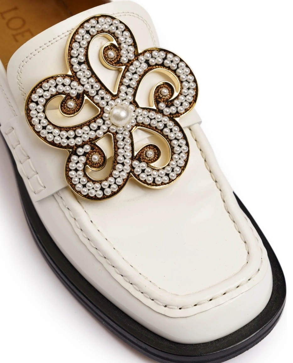 Białe mokasyny z perłową aplikacją - Image #3
