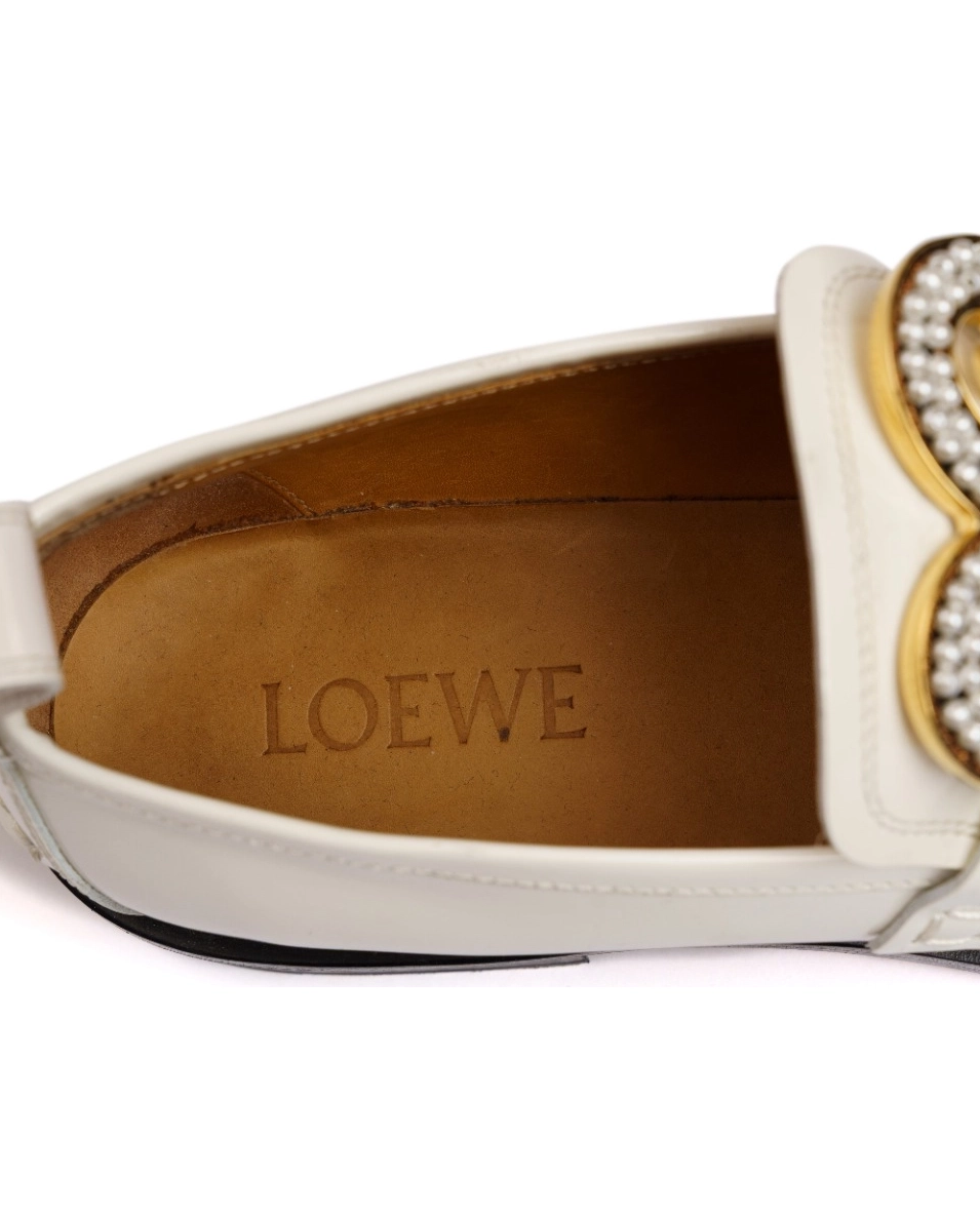 Białe mokasyny z perłową aplikacją - Image #4