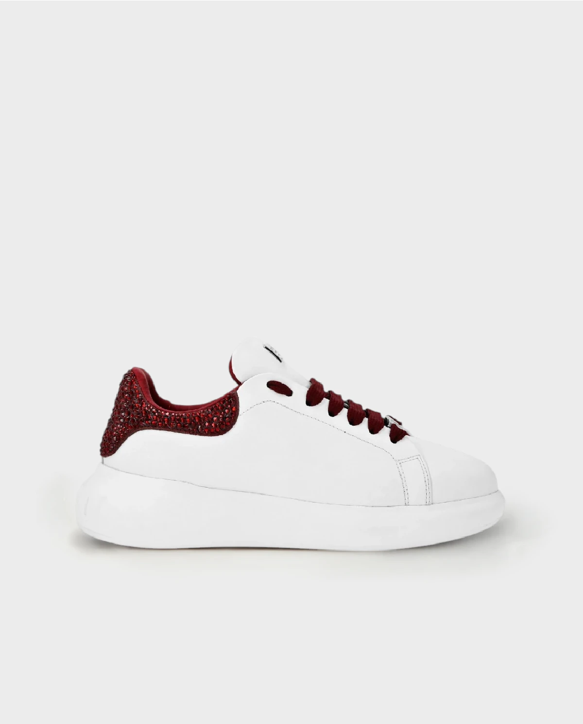 Skórzane sneakersy z czerwonymi kryształami - Image #0