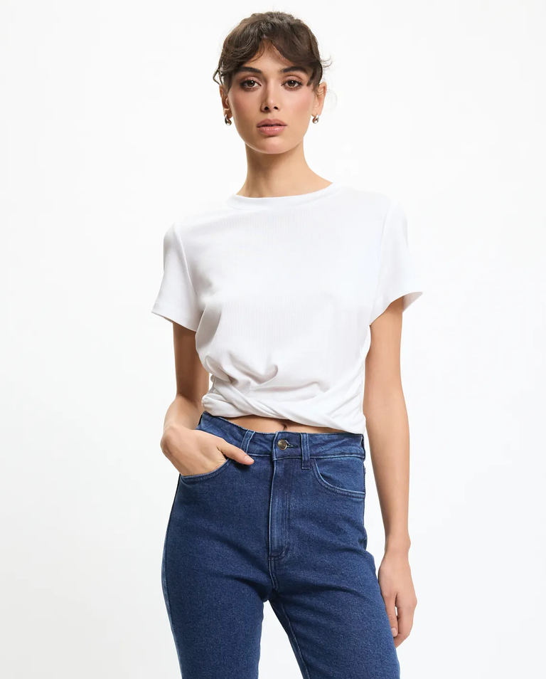 Biała koszulka z twistem