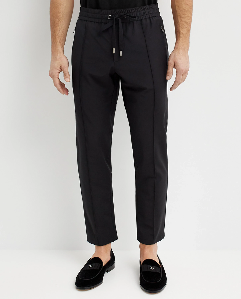 Czarne spodnie w kant