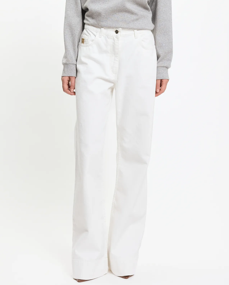 Białe jeansy z szeroką nogawką