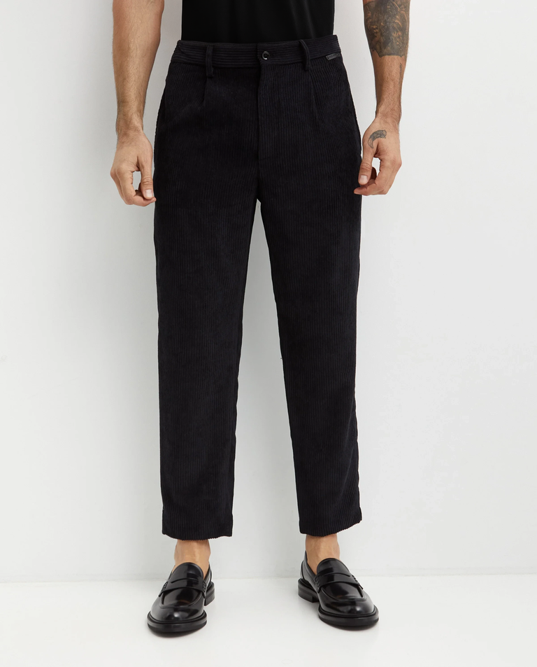 Czarne spodnie sztruksowe