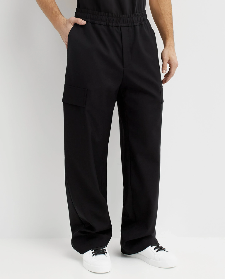 Czarne spodnie z kieszeniami cargo