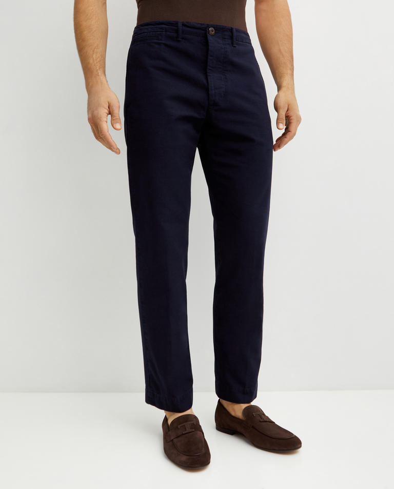 Granatowe spodnie typu chino