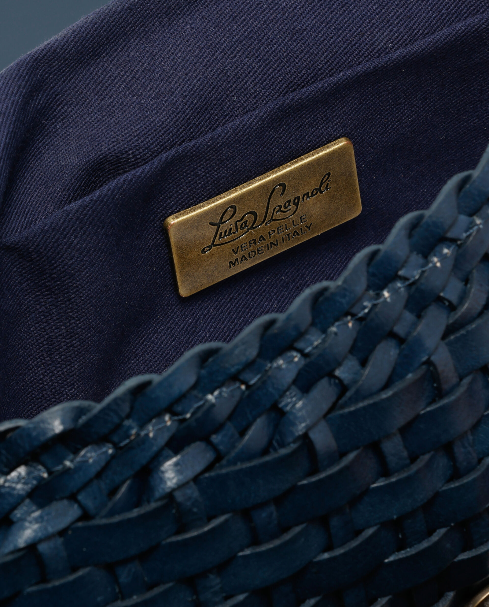 Granatowa skórzana torebka Insidia - Image #3