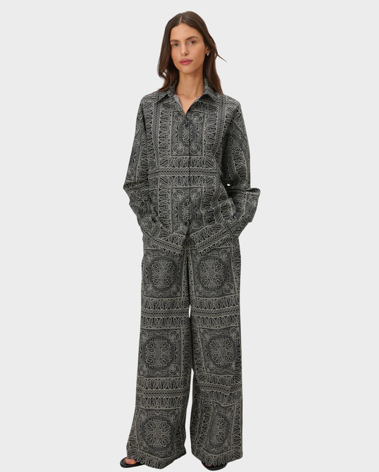 Czarne spodnie z nadrukiem bandany Flore