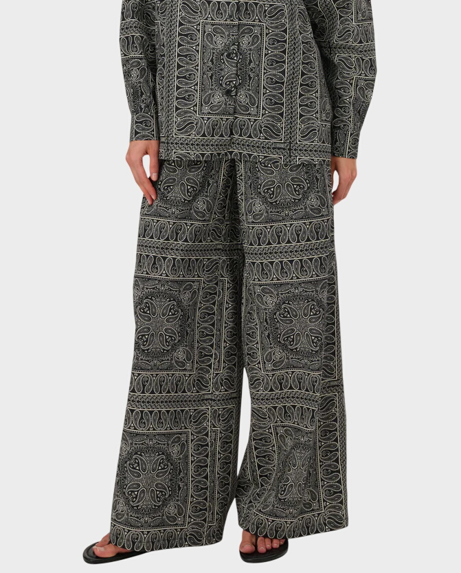 Czarne spodnie z nadrukiem bandany Flore