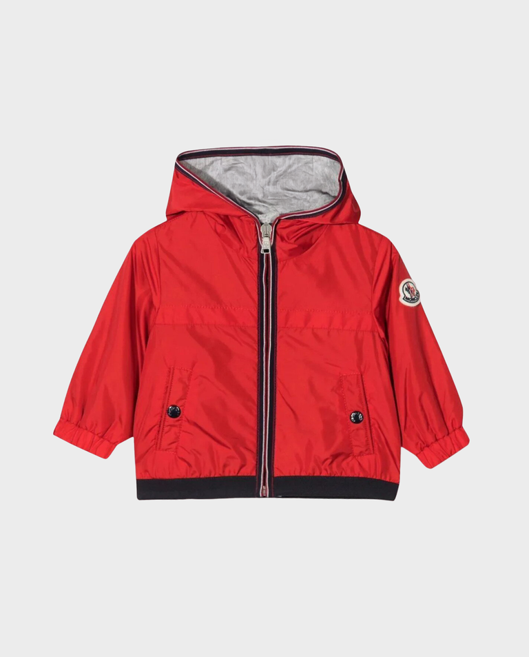 Czerwona kurtka z kapturem