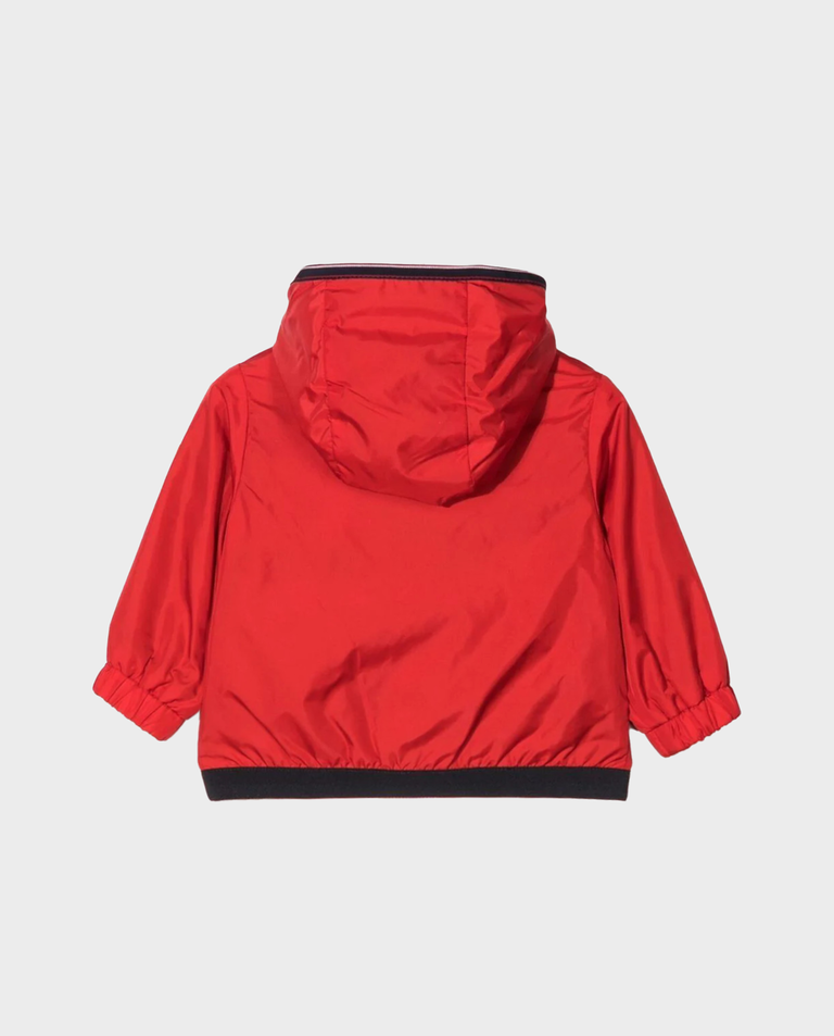 Czerwona kurtka z kapturem