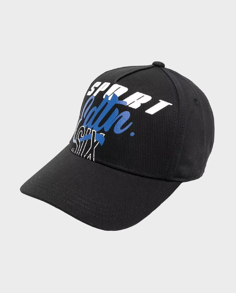 Czarna czapka z daszkiem i logo