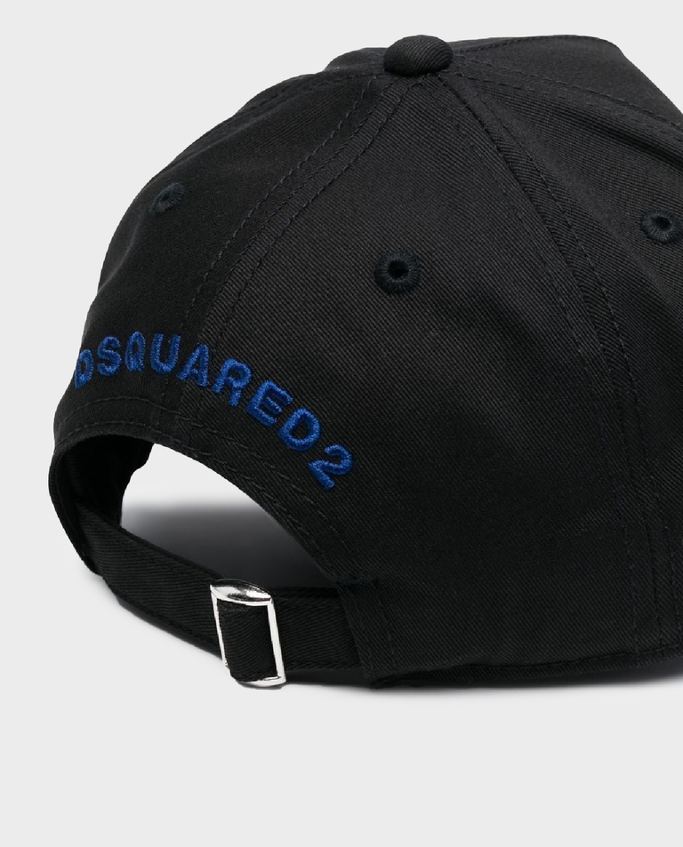 Czarna czapka z daszkiem i logo