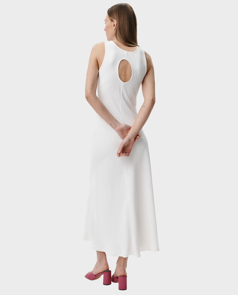 Biała sukienka z wycięciem na plecach Ravelle