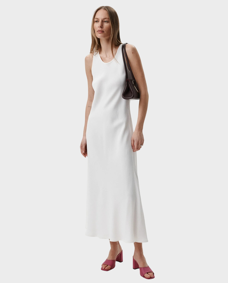 Biała sukienka z wycięciem na plecach Ravelle