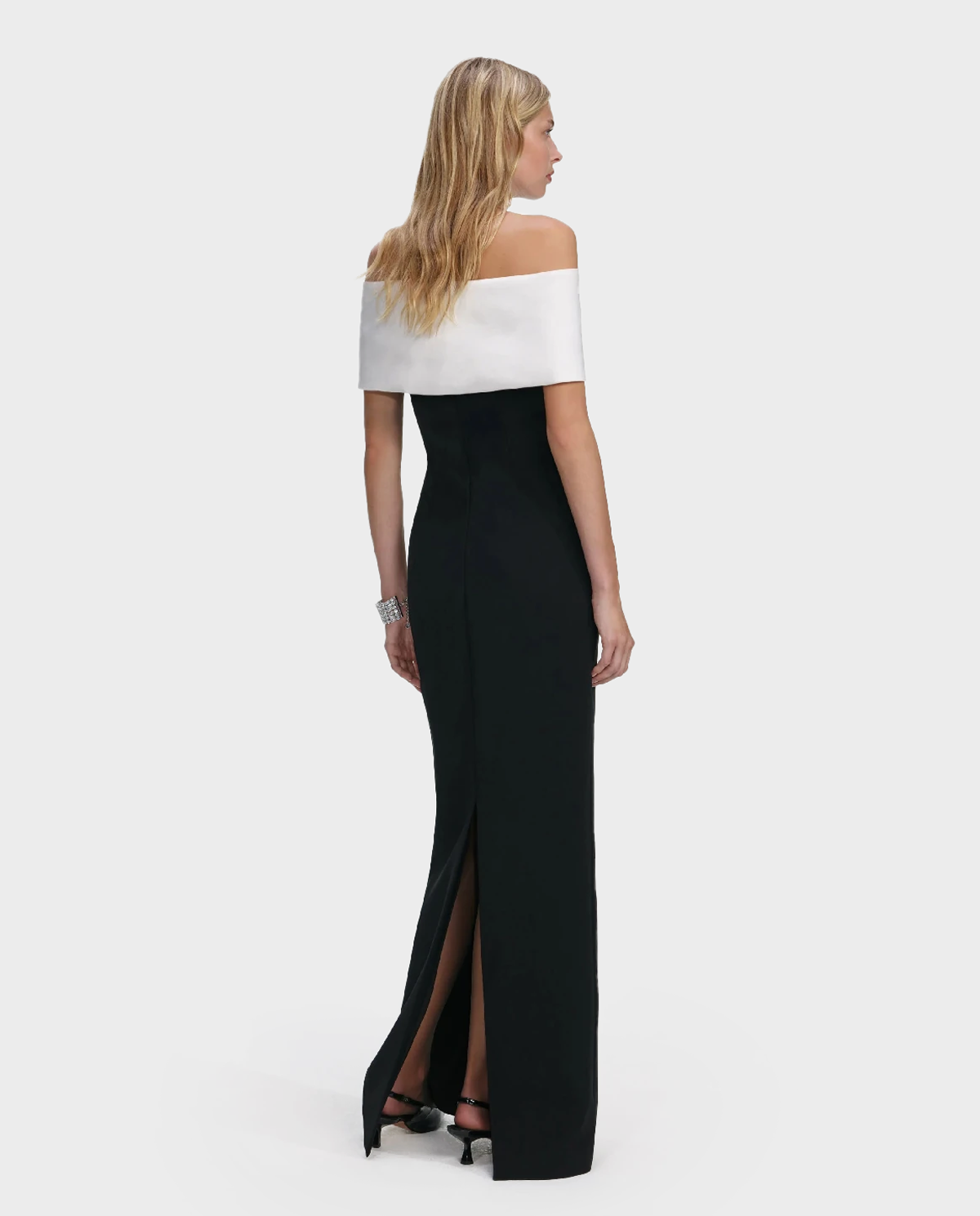 Czarna sukienka maxi z kwiatową aplikacją - Image #2
