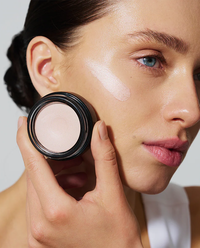 Pielęgnujący rozświetlacz do twarzy i ciała CRÈME GLOW