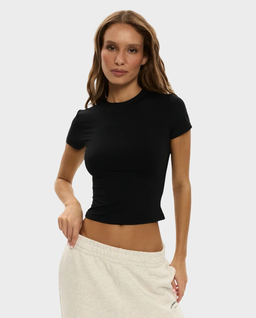 Czarny t-shirt o krótszym kroju - Image #0