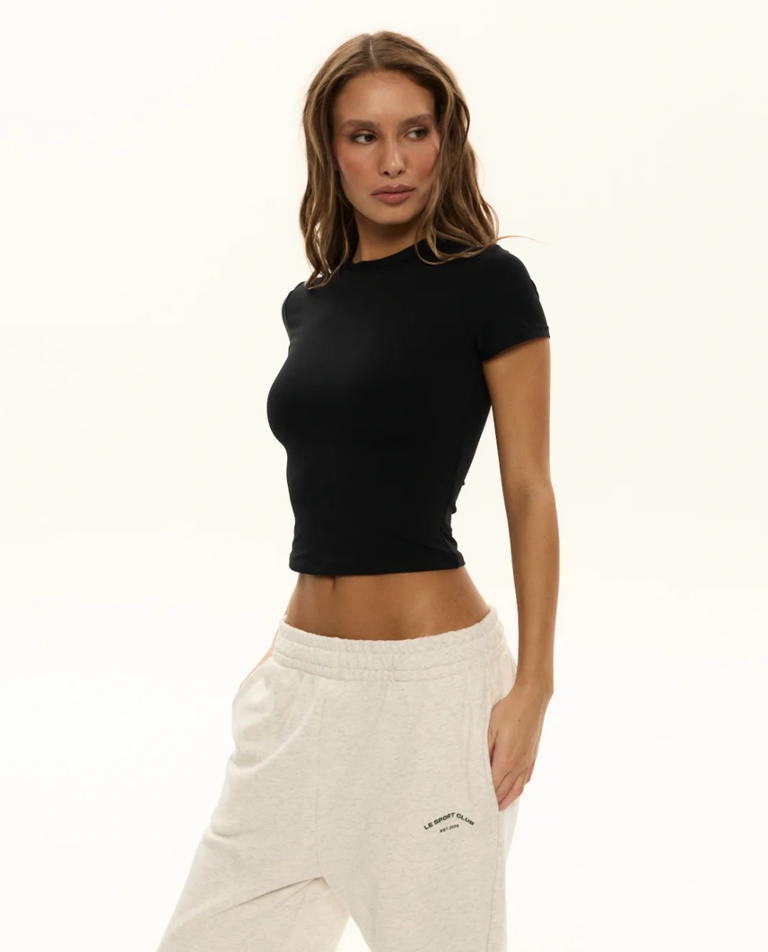 Czarny t-shirt o krótszym kroju - Image #3