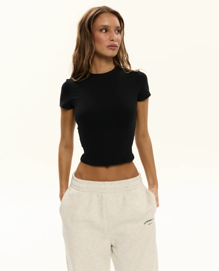 Czarny t-shirt o krótszym kroju - Image #4