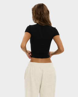 Czarny t-shirt o krótszym kroju - Image #1