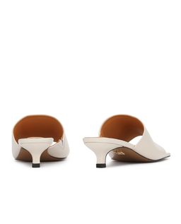 Klapki z tłoczonej skóry na obcasie kitten heels Tamera - Image #3