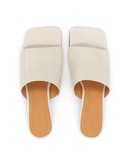 Klapki z tłoczonej skóry na obcasie kitten heels Tamera - Image #4
